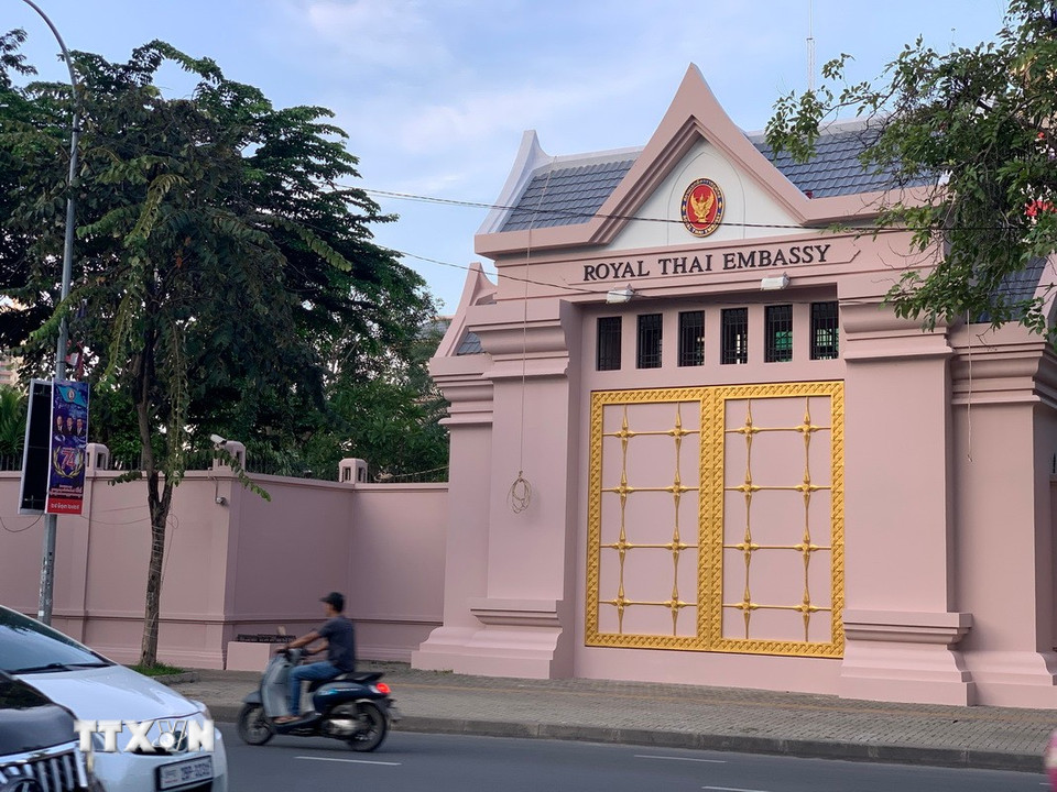 Sáng 24/7/2025, Campuchia đã ra tuyên bố hạ quan hệ ngoại giao với Thái Lan xuống cấp thấp nhất là Bí thư thứ hai và yêu cầu các nhà ngoại giao Thái Lan rời khỏi Campuchia. Động thái được đưa ra sau khi Thủ tướng lâm thời Thái Lan Phumtham Wechayachai cho biết chính phủ đã triệu hồi Đại sứ Thái Lan tại Campuchia và yêu cầu Đại sứ Campuchia rời khỏi Thái Lan. Ảnh: Đại sứ quán Thái Lan tại Phnom Penh, Campuchia đóng cửa ngày 24/7/2025. (Ảnh: THX/TTXVN)