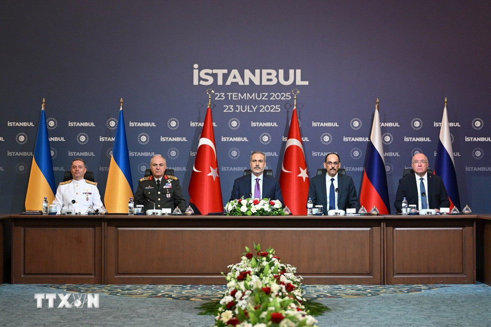 Ngày 23/7/2025, Nga và Ukraine đã bắt đầu vòng hòa đàm thứ 3 tại thành phố Istanbul của Thổ Nhĩ Kỳ để giải quyết cuộc xung đột kéo dài hơn 3 năm qua. Tại cuộc đàm phán, Nga và Ukraine đã nhất trí trao đổi 1.200 tù binh chiến tranh từ mỗi bên, đồng thời Moskva đề nghị trao lại cho Kiev thi thể của 3.000 binh sỹ Ukraine thiệt mạng. (Ảnh: THX/TTXVN)
