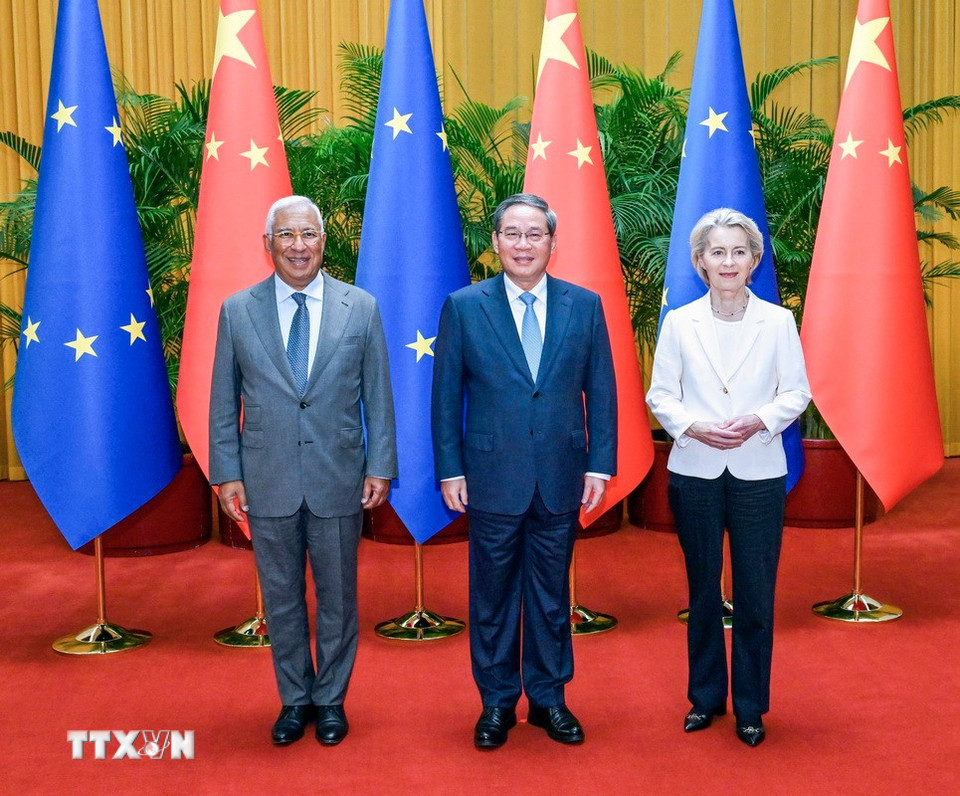 Ngày 24/7/2025, Thủ tướng Trung Quốc Lý Cường, Chủ tịch Hội đồng châu Âu António Costa và Chủ tịch Ủy ban châu Âu (EC) Ursula von der Leyen đã đồng chủ trì Hội nghị Thượng đỉnh Trung Quốc-EU lần thứ 25 tại Đại lễ đường Nhân dân ở Bắc Kinh. (Ảnh: THX/TTXVN)