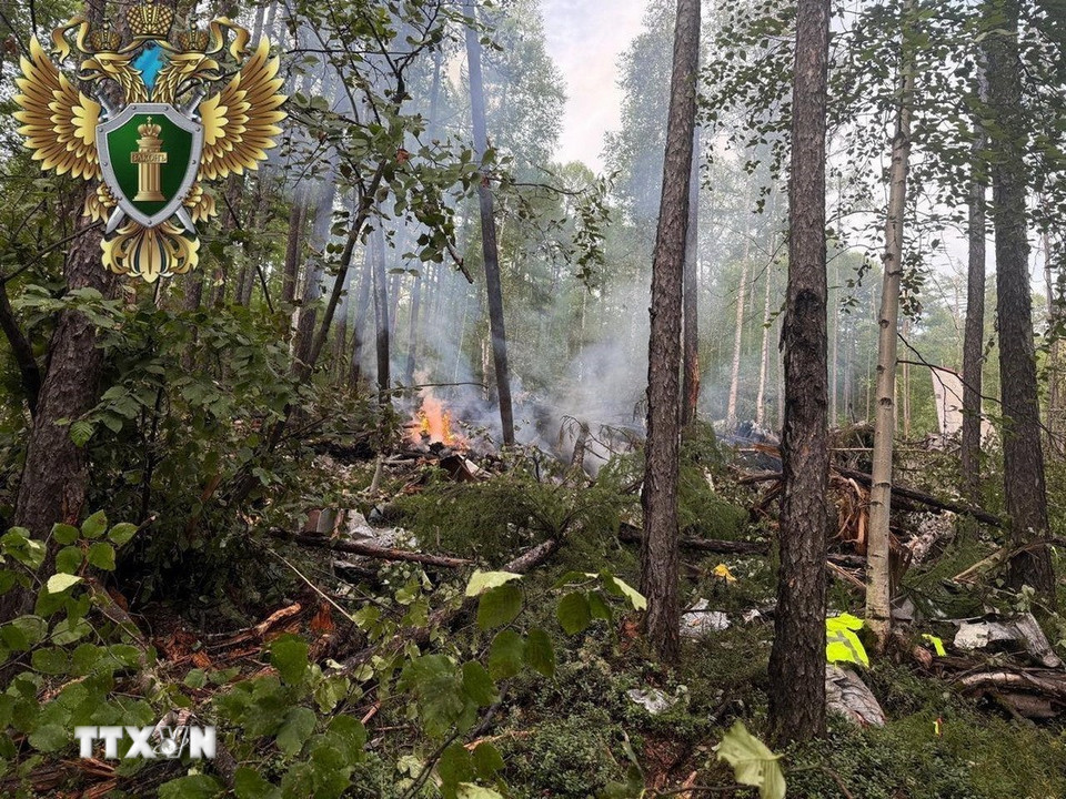 Hãng tin TASS của Nga chiều 24/7/2025 đưa tin một máy bay chở khách An-24 của Hãng hàng không Angara Airlines chở 46 người đã mất liên lạc trên không phận tỉnh Amur thuộc vùng Viễn Đông của Nga. Cơ quan điều tra vẫn đang xem xét nguyên nhân khiến máy bay bị rơi nhiều khả năng làm toàn bộ 46 người trên máy bay thiệt mạng. Kịch bản đang được xem xét là máy bay va vào sườn đồi khi nỗ lực hạ cánh trong điều kiện tầm nhìn kém. (Ảnh: THX/TTXVN)