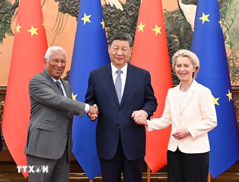 Ngày 24/7/2025, Thủ tướng Trung Quốc Lý Cường, Chủ tịch Hội đồng châu Âu António Costa và Chủ tịch Ủy ban châu Âu (EC) Ursula von der Leyen đã đồng chủ trì Hội nghị Thượng đỉnh Trung Quốc-EU lần thứ 25 tại Đại lễ đường Nhân dân ở Bắc Kinh. (Ảnh: THX/TTXVN)