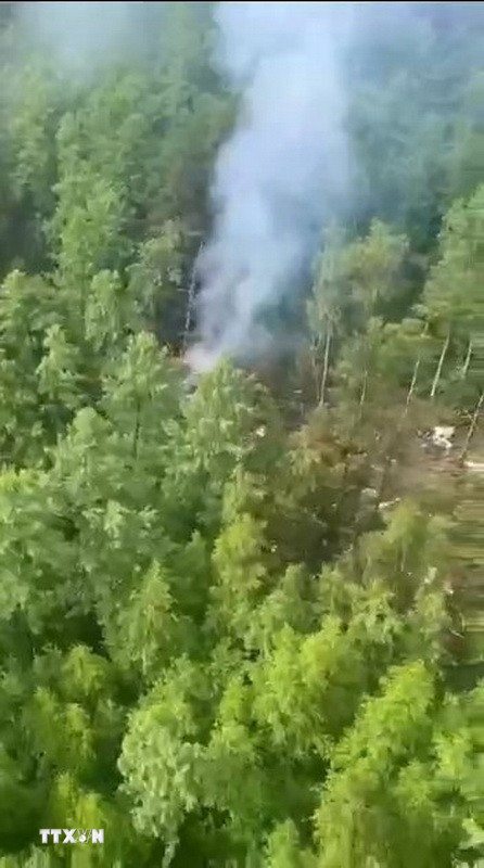 Hãng tin TASS của Nga chiều 24/7/2025 đưa tin một máy bay chở khách An-24 của Hãng hàng không Angara Airlines chở 46 người đã mất liên lạc trên không phận tỉnh Amur thuộc vùng Viễn Đông của Nga. Cơ quan điều tra vẫn đang xem xét nguyên nhân khiến máy bay bị rơi nhiều khả năng làm toàn bộ 46 người trên máy bay thiệt mạng. Kịch bản đang được xem xét là máy bay va vào sườn đồi khi nỗ lực hạ cánh trong điều kiện tầm nhìn kém. (Ảnh: THX/TTXVN)