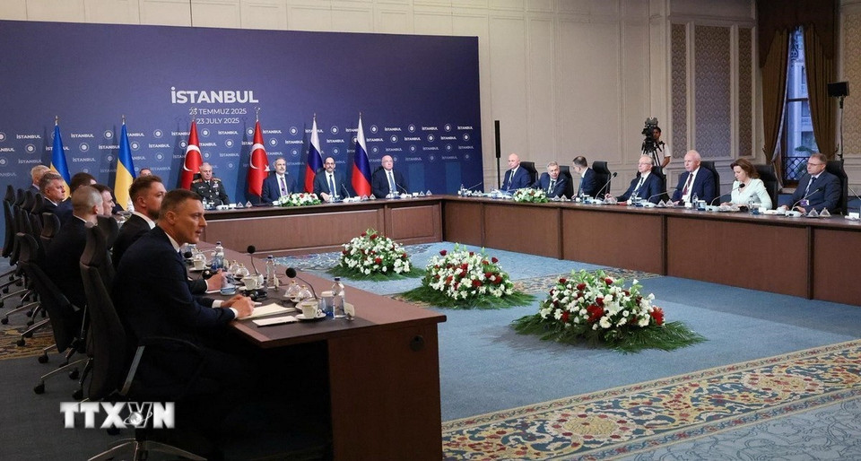 Ngày 23/7/2025, Nga và Ukraine đã bắt đầu vòng hòa đàm thứ 3 tại thành phố Istanbul của Thổ Nhĩ Kỳ để giải quyết cuộc xung đột kéo dài hơn 3 năm qua. Tại cuộc đàm phán, Nga và Ukraine đã nhất trí trao đổi 1.200 tù binh chiến tranh từ mỗi bên, đồng thời Moskva đề nghị trao lại cho Kiev thi thể của 3.000 binh sỹ Ukraine thiệt mạng. (Ảnh: AA/TTXVN)