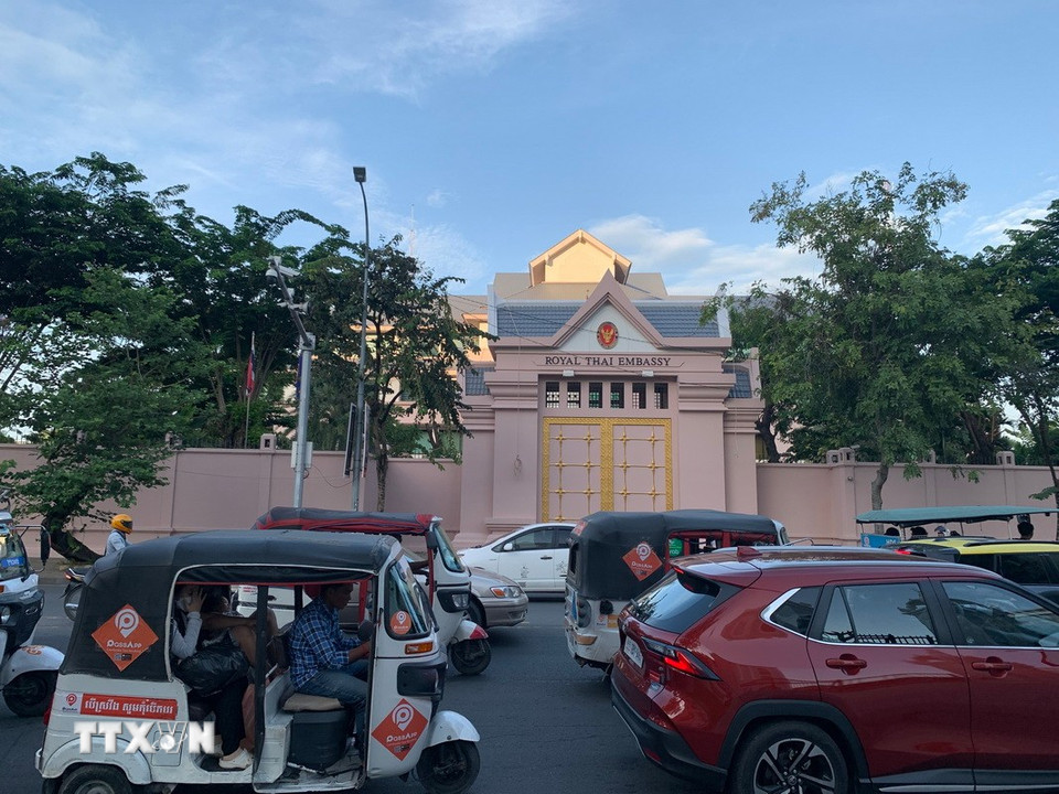 Sáng 24/7/2025, Campuchia đã ra tuyên bố hạ quan hệ ngoại giao với Thái Lan xuống cấp thấp nhất là Bí thư thứ hai và yêu cầu các nhà ngoại giao Thái Lan rời khỏi Campuchia. Động thái được đưa ra sau khi Thủ tướng lâm thời Thái Lan Phumtham Wechayachai cho biết chính phủ đã triệu hồi Đại sứ Thái Lan tại Campuchia và yêu cầu Đại sứ Campuchia rời khỏi Thái Lan. Ảnh: Đại sứ quán Thái Lan tại Phnom Penh, Campuchia đóng cửa ngày 24/7/2025. (Ảnh: THX/TTXVN)