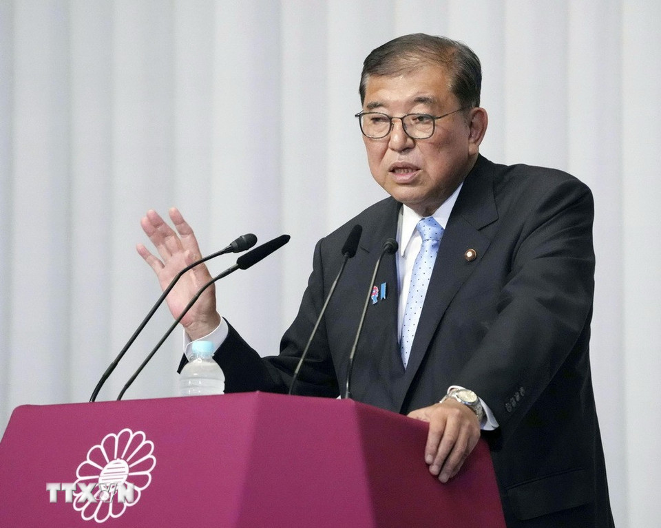 Đài truyền hình NHK chiều 23/7/2025 dẫn phát biểu của Thủ tướng Nhật Bản Shigeru Ishiba tại họp báo phủ nhận thông tin về việc ông sẽ từ chức. Ông Ishiba bày tỏ ý định tiếp tục tại vị và nhấn mạnh không muốn tạo ra khoảng trống chính trị để tập trung giải quyết các vấn đề chính sách cấp bách, trong đó có thỏa thuận thuế quan với Mỹ. (Ảnh: Kyodo/TTXVN)