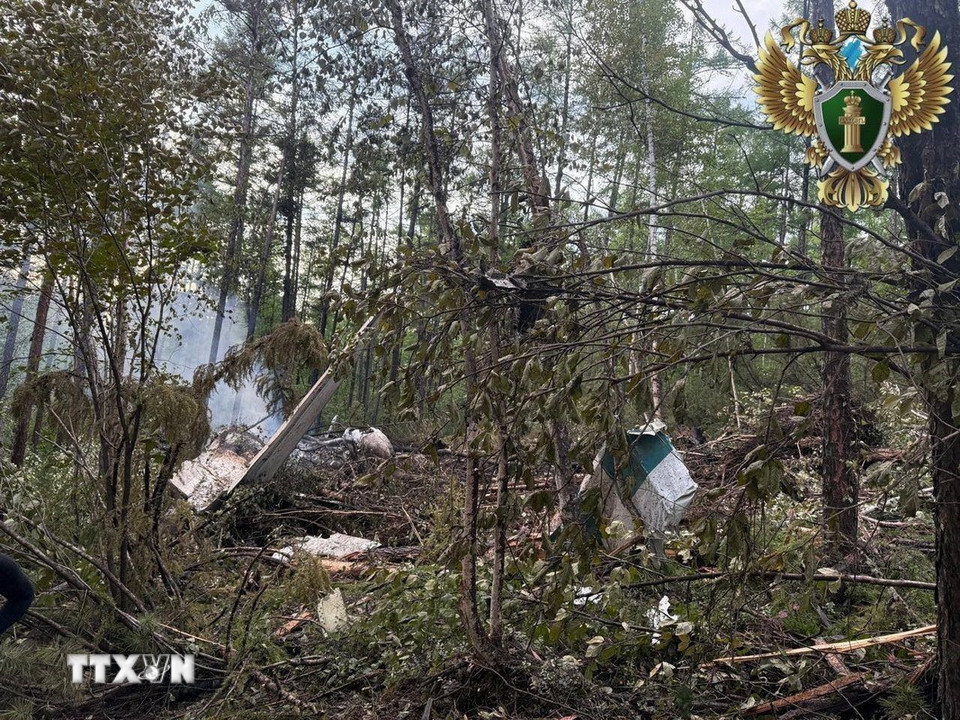 Hãng tin TASS của Nga chiều 24/7/2025 đưa tin một máy bay chở khách An-24 của Hãng hàng không Angara Airlines chở 46 người đã mất liên lạc trên không phận tỉnh Amur thuộc vùng Viễn Đông của Nga. Cơ quan điều tra vẫn đang xem xét nguyên nhân khiến máy bay bị rơi nhiều khả năng làm toàn bộ 46 người trên máy bay thiệt mạng. Kịch bản đang được xem xét là máy bay va vào sườn đồi khi nỗ lực hạ cánh trong điều kiện tầm nhìn kém. (Ảnh: THX/TTXVN)