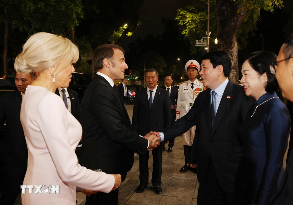 Chủ tịch nước Lương Cường và Phu nhân đón Tổng thống Pháp Emmanuel Macron và Phu nhân dự tiệc chiêu đãi cấp Nhà nước. (Ảnh: Lâm Khánh/TTXVN)
