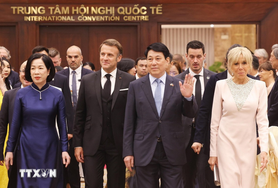 Chủ tịch nước Lương Cường và Phu nhân đón Tổng thống Pháp Emmanuel Macron và Phu nhân dự tiệc chiêu đãi cấp Nhà nước. (Ảnh: Lâm Khánh/TTXVN)