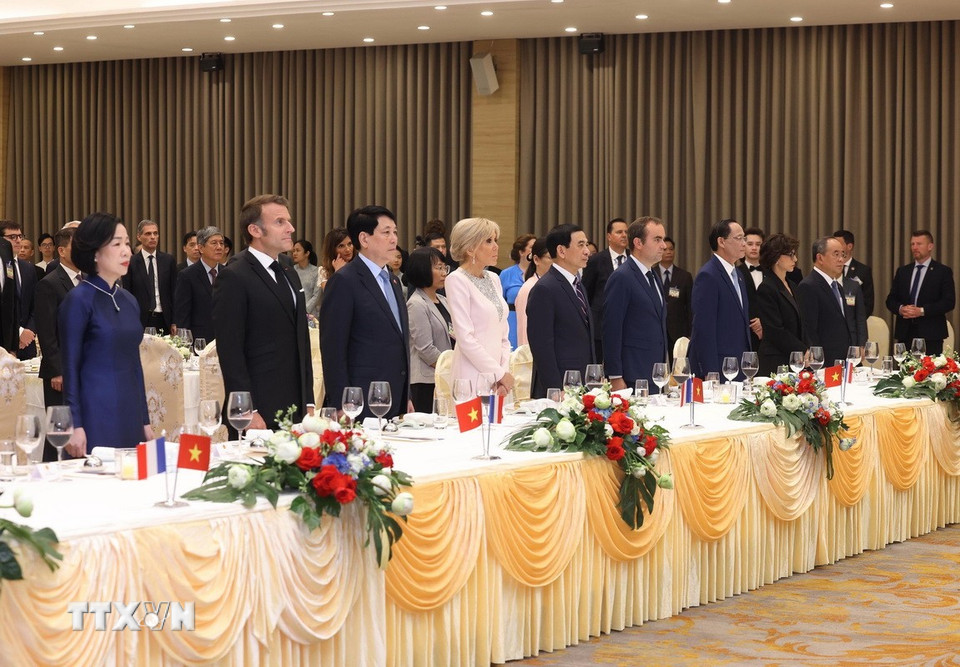 Chủ tịch nước Lương Cường và Phu nhân với Tổng thống Pháp Emmanuel Macron và Phu nhân dự tiệc chiêu đãi cấp Nhà nước. (Ảnh: Lâm Khánh/TTXVN)