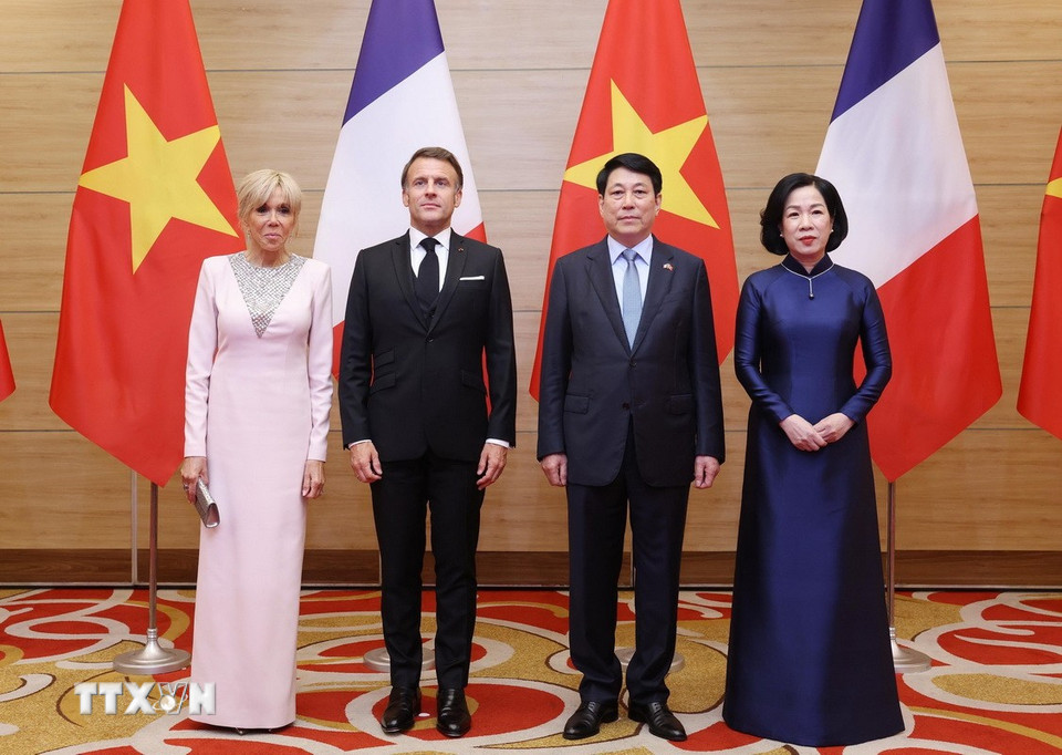 Chủ tịch nước Lương Cường và Phu nhân đón Tổng thống Pháp Emmanuel Macron và Phu nhân dự tiệc chiêu đãi cấp Nhà nước. (Ảnh: Lâm Khánh/TTXVN)