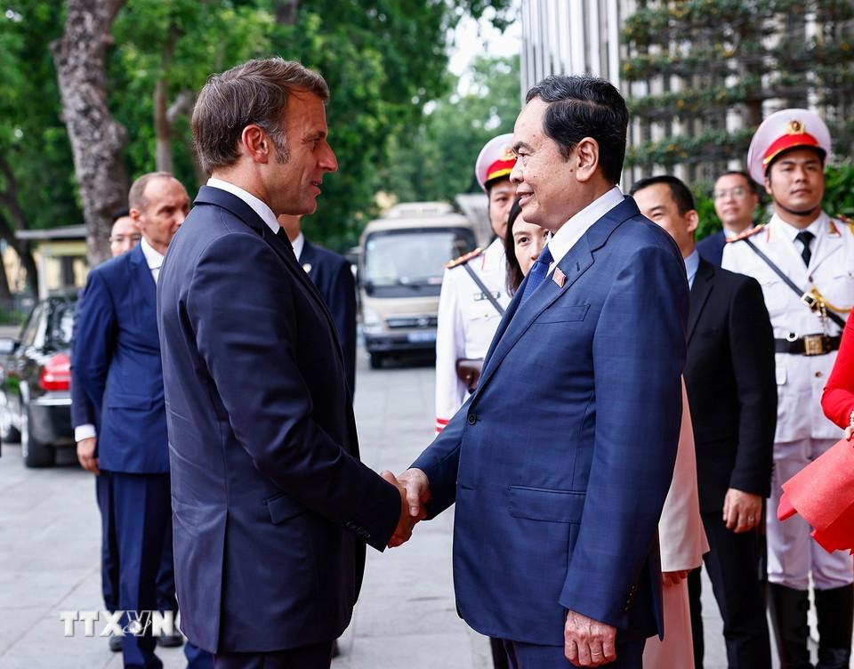 Chủ tịch Quốc hội Trần Thanh Mẫn đón Tổng thống Cộng hoà Pháp Emmanuel Macron. (Ảnh: Doãn Tấn/TTXVN)