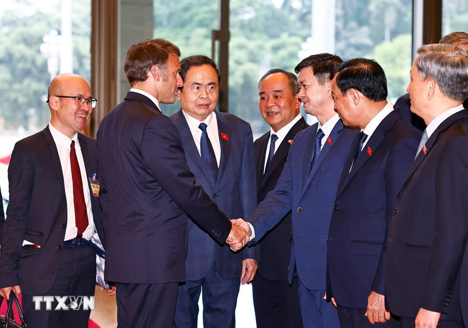 Chủ tịch Quốc hội Trần Thanh Mẫn và đại biểu Việt Nam đón Tổng thống Cộng hoà Pháp Emmanuel Macron. (Ảnh: Doãn Tấn/TTXVN)