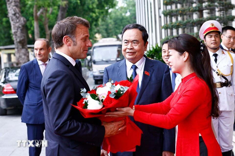 Chủ tịch Quốc hội Trần Thanh Mẫn đón Tổng thống Cộng hoà Pháp Emmanuel Macron. (Ảnh: Doãn Tấn/TTXVN)