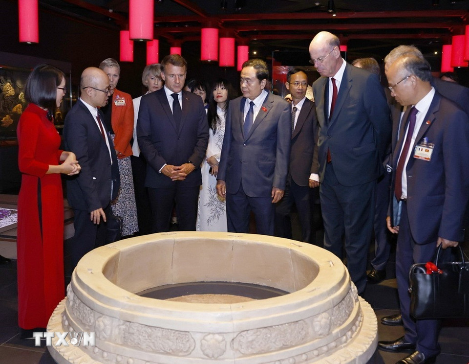 Chủ tịch Quốc hội Trần Thanh Mẫn và Tổng thống Pháp Emmanuel Macron tham quan Giếng nước cổ thời nhà Trần tại Khu trưng bày khảo cổ dưới lòng tòa nhà Quốc hội. (Ảnh: Doãn Tấn/TTXVN)