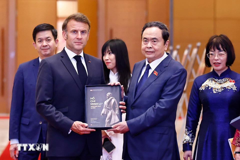 Chủ tịch Quốc hội Trần Thanh Mẫn trao tặng sách về Bác Hồ cho Tổng thống Cộng hoà Pháp Emmanuel Macron. (Ảnh: Doãn Tấn/TTXVN)
