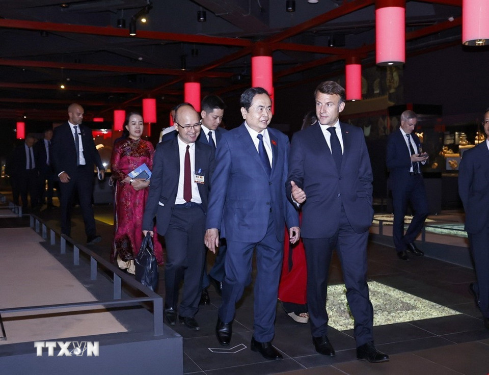 Chủ tịch Quốc hội Trần Thanh Mẫn và Tổng thống Pháp Emmanuel Macron thăm Khu trưng bày khảo cổ dưới lòng tòa nhà Quốc hội. (Ảnh: Doãn Tấn/TTXVN)