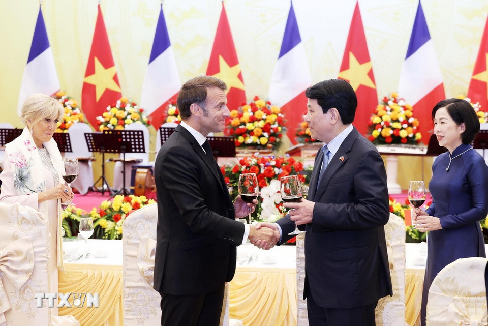 Chủ tịch nước Lương Cường và Phu nhân với Tổng thống Pháp Emmanuel Macron và Phu nhân dự tiệc chiêu đãi cấp Nhà nước. (Ảnh: Lâm Khánh/TTXVN)