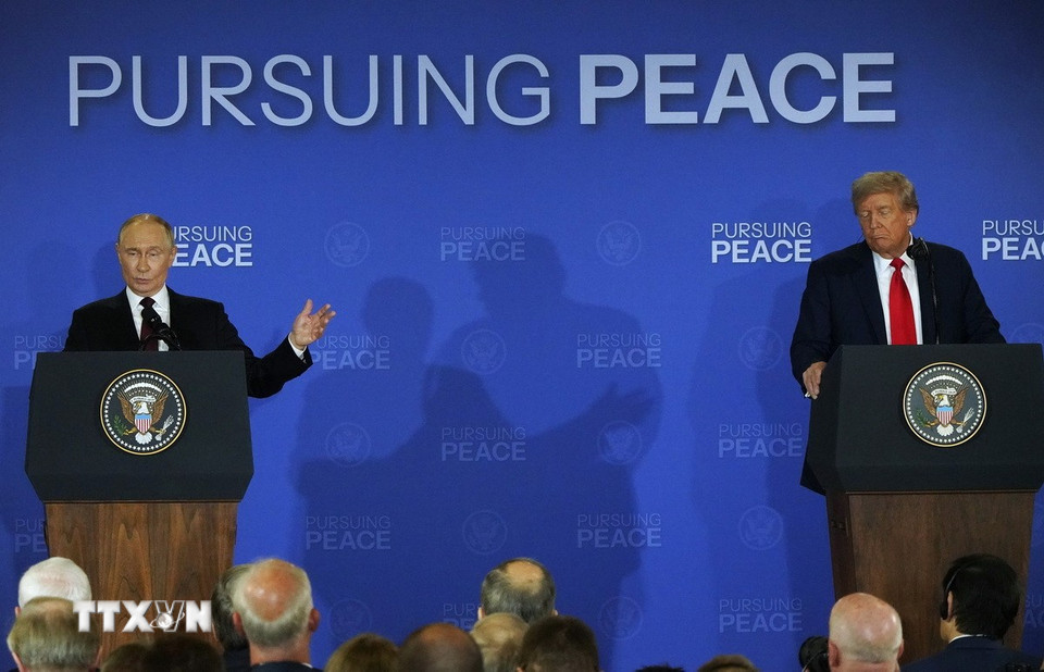 Ngày 16/8/2025, Tổng thống Nga Vladimir Putin (trái) đã có những đánh giá tích cực về kết quả hội nghị thượng đỉnh với người đồng cấp Mỹ Donald Trump (phải) tại Alaska. Phát biểu trong cuộc họp tại Điện Kremlin, ông Putin nêu rõ: “Tôi muốn nhấn mạnh ngay rằng hội nghị này là kịp thời và rất hữu ích” và "việc loại bỏ các nguyên nhân gốc rễ của xung đột phải là nền tảng cho một thỏa thuận." (Nguồn: THX/TTXVN)