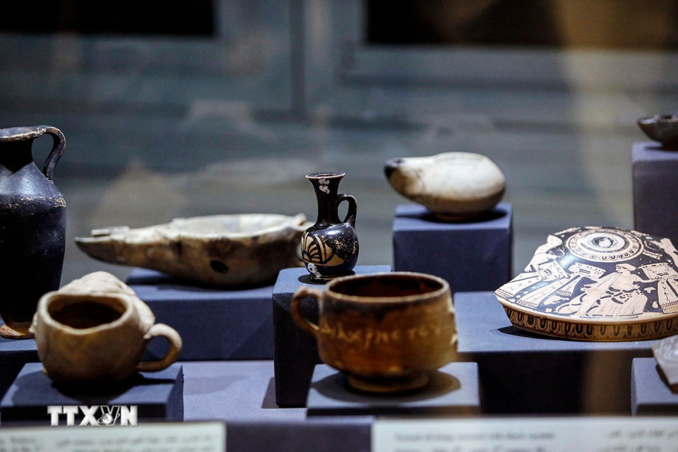Viện bảo tàng quốc gia Alexandria của Ai Cập vừa trưng bày triển lãm 86 hiện vật quý giá được khai quật dưới đáy Địa Trung Hải. Triển lãm mang tên "Bí mật thành phố Sunken", giới thiệu với du khách những đồ tạo tác của hai thành phố đã chìm dưới biển là Thonis-Heracleion và Canopus, cùng với một phần di sản Hoàng gia bị chìm ở khu cảng phía Đông thành phố cổ Alexandria. (Nguồn: THX/TTXVN)