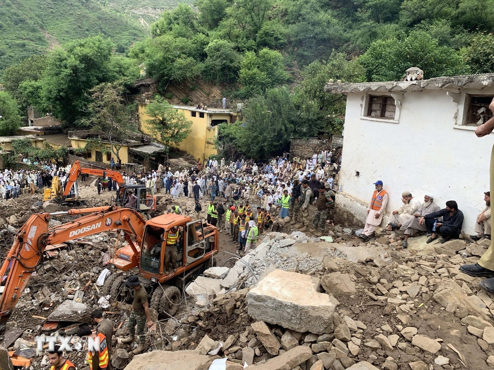 Ngày 19/8, các cơ quan ứng phó thảm họa của Pakistan thông báo số nạn nhân thiệt mạng do mưa lớn và lũ quét nghiêm trọng xảy ra ở nước này, đặc biệt là khu vực Khyber Pakhtunkhwa, Tây Bắc Pakistan, đã lên đến 365 người và hơn 150 người vẫn mất tích. Cơ quan Quản lý thiên tai (NDMA) dự báo các đợt mưa lớn có khả năng tiếp diễn trên khắp Pakistan cho đến ngày 10/9. Ảnh: Sập nhà do mưa lớn ở Khyber Pakhtunkhwa, ngày 19/8/2025. (Nguồn: THX/TTXVN)