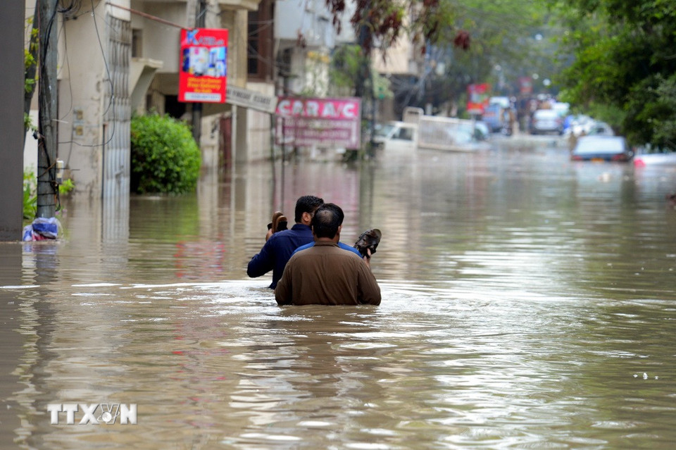 Ngày 19/8, các cơ quan ứng phó thảm họa của Pakistan thông báo số nạn nhân thiệt mạng do mưa lớn và lũ quét nghiêm trọng xảy ra ở nước này, đặc biệt là khu vực Khyber Pakhtunkhwa, Tây Bắc Pakistan, đã lên đến 365 người và hơn 150 người vẫn mất tích. Cơ quan Quản lý thiên tai (NDMA) dự báo các đợt mưa lớn có khả năng tiếp diễn trên khắp Pakistan cho đến ngày 10/9. Ảnh: Ngập lụt do mưa lớn ở thành phố Karachi, ngày 19/8/2025. (Nguồn: THX/TTXVN)