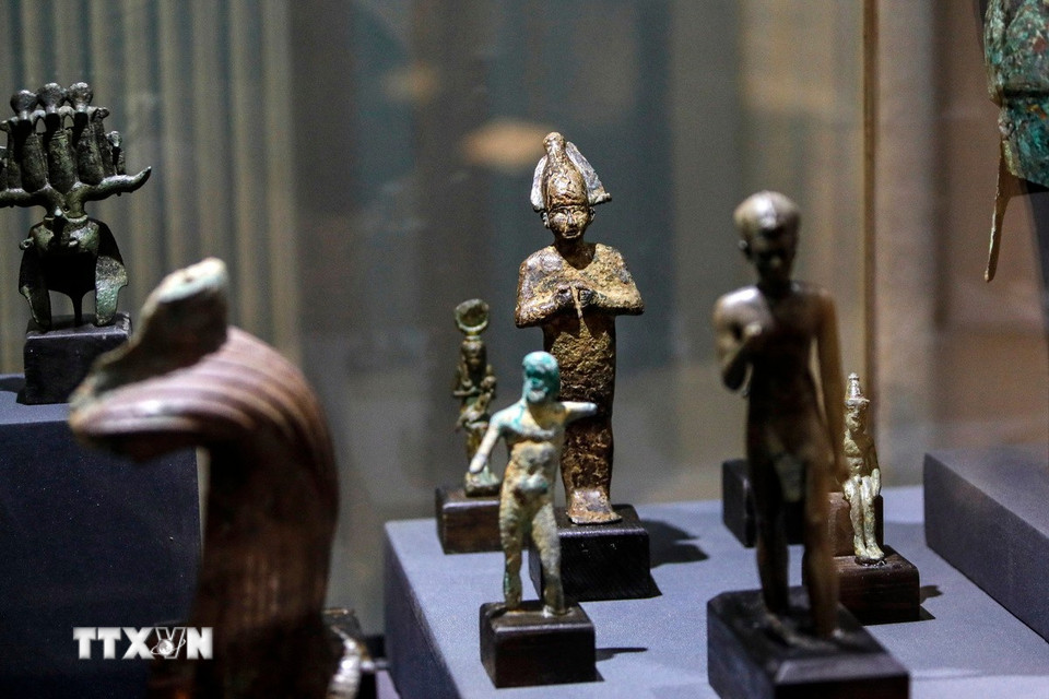 Viện bảo tàng quốc gia Alexandria của Ai Cập vừa trưng bày triển lãm 86 hiện vật quý giá được khai quật dưới đáy Địa Trung Hải. Triển lãm mang tên "Bí mật thành phố Sunken", giới thiệu với du khách những đồ tạo tác của hai thành phố đã chìm dưới biển là Thonis-Heracleion và Canopus, cùng với một phần di sản Hoàng gia bị chìm ở khu cảng phía Đông thành phố cổ Alexandria. (Nguồn: THX/TTXVN)