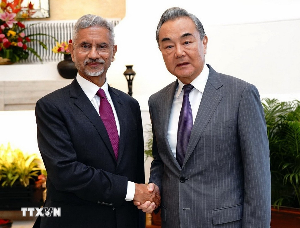 Ngoại trưởng Ấn Độ Subrahmanyam Jaishankar (trái) ngày 18/8/2025 đã có cuộc hội đàm với người đồng cấp Trung Quốc Vương Nghị (phải) tại thủ đô New Delhi, trong bối cảnh hai bên đang nỗ lực tái thiết lòng tin và kiểm soát căng thẳng biên giới kéo dài từ năm 2020. (Nguồn: ANI/TTXVN)