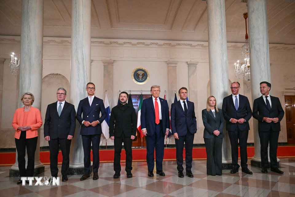 Tổng thống Mỹ Donald Trump và Tổng thống Ukraine Volodymyr Zelensky ngày 18/8 đã có cuộc họp với các nhà lãnh đạo châu Âu và NATO (ảnh) để thảo luận về cách thức chấm dứt cuộc xung đột Nga- Ukraine. Tại cuộc họp, nhiều nhà lãnh đạo cho rằng một cuộc gặp ba bên giữa lãnh đạo Nga, Ukraine và Mỹ dường như là bước tiếp theo tốt nhất để chấm dứt xung đột. (Nguồn: AA/TTXVN)