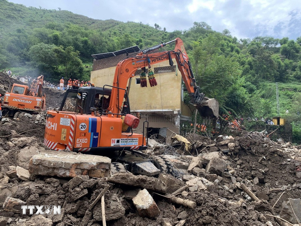 Ngày 19/8, các cơ quan ứng phó thảm họa của Pakistan thông báo số nạn nhân thiệt mạng do mưa lớn và lũ quét nghiêm trọng xảy ra ở nước này, đặc biệt là khu vực Khyber Pakhtunkhwa, Tây Bắc Pakistan, đã lên đến 365 người và hơn 150 người vẫn mất tích. Cơ quan Quản lý thiên tai (NDMA) dự báo các đợt mưa lớn có khả năng tiếp diễn trên khắp Pakistan cho đến ngày 10/9. Ảnh: Lực lượng cứu hộ tìm kiếm các nạn nhân vụ sập nhà do mưa lớn ở Khyber Pakhtunkhwa, ngày 19/8/2025. (Nguồn: THX/TTXVN)