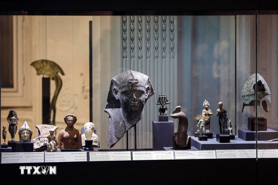 Viện bảo tàng quốc gia Alexandria của Ai Cập vừa trưng bày triển lãm 86 hiện vật quý giá được khai quật dưới đáy Địa Trung Hải. Triển lãm mang tên "Bí mật thành phố Sunken", giới thiệu với du khách những đồ tạo tác của hai thành phố đã chìm dưới biển là Thonis-Heracleion và Canopus, cùng với một phần di sản Hoàng gia bị chìm ở khu cảng phía Đông thành phố cổ Alexandria. (Nguồn: THX/TTXVN)