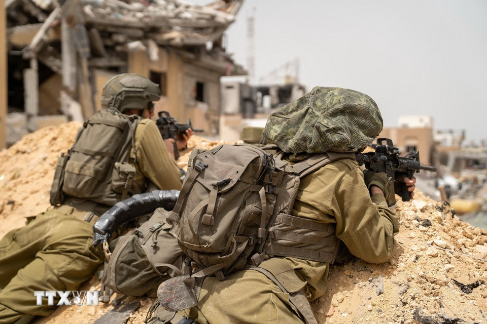 Lực lượng Phòng vệ Israel (IDF) ngày 20/8/2025 bắt đầu thực hiện chiến dịch tấn công vào thành phố Gaza (ảnh) nhằm "rút ngắn thời gian chiếm đóng các cứ điểm cuối cùng và đánh bại Hamas". Trong khi đó, lực lượng Hamas đã chấp thuận đề xuất ngừng bắn kéo dài trong 60 ngày do các nước Arập bảo trợ, theo đó trả tự do cho 10 con tin còn sống cũng như trao trả thi thể của 18 con tin đã thiệt mạng, cho phép viện trợ nhân đạo được đưa vào Gaza thông qua các tổ chức quốc tế. (Nguồn: THX/TTXVN)