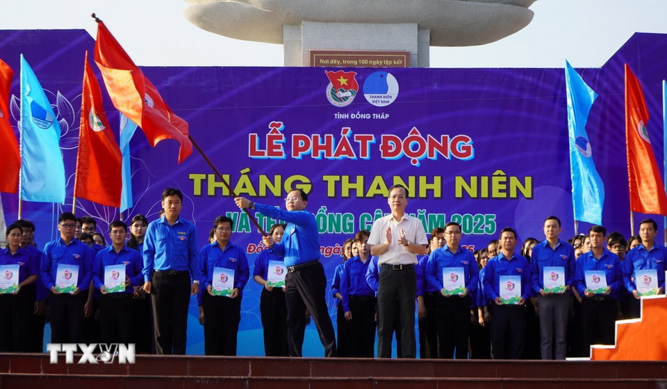 Đồng Tháp phát động Tháng Thanh niên và Tết trồng cây năm 2025: Đại biểu thực hiện nghi thức phát động Tháng Thanh niên năm 2025. (Ảnh: Nhựt An/TTXVN)