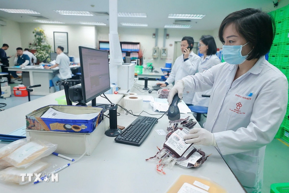 Những chế phẩm máu để dùng được cần phải qua các quy trình với nhiều công đoạn điều chế tỉ mỉ và chính xác tại Viện Huyết học-Truyền máu Trung ương, để tách chiết thành phẩm máu an toàn. (Ảnh: Minh Quyết/TTXVN)