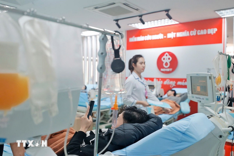 Tình nguyện viên hiến tiểu cầu tại Viện Huyết học-Truyền máu Trung ương. (Ảnh: Minh Quyết/TTXVN)