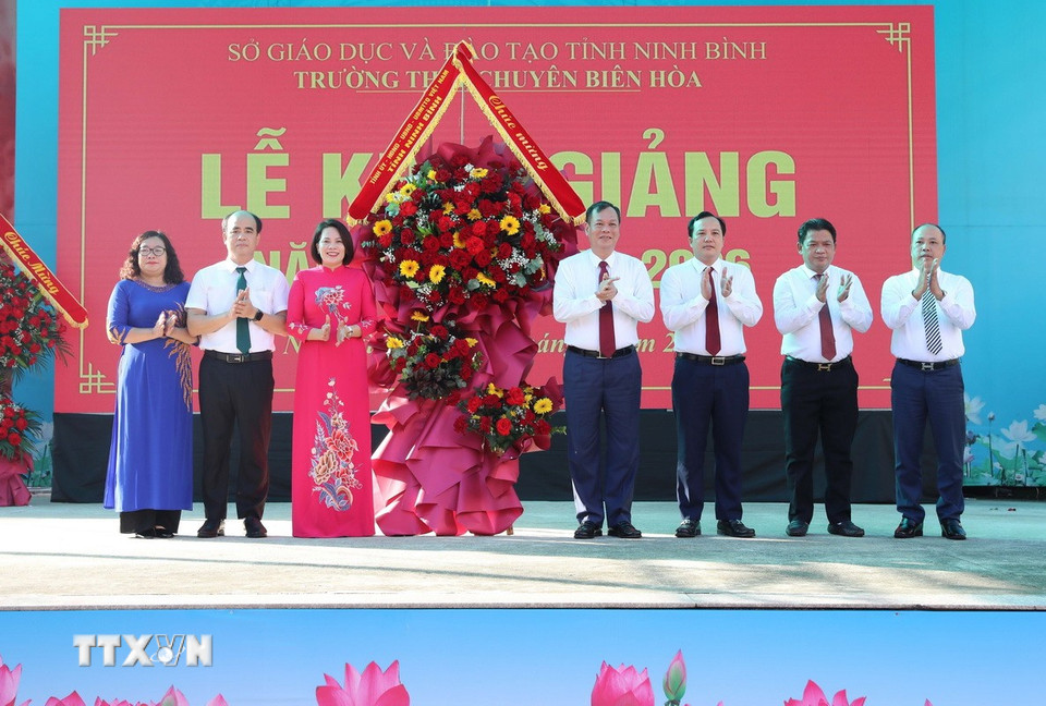 Lãnh đạo tỉnh Ninh Bình tặng hoa chúc mừng năm học mới tại trường tại Trường Trung học phổ thông Chuyên Biên Hòa. (Ảnh: Đại Nghĩa/ TTXVN)