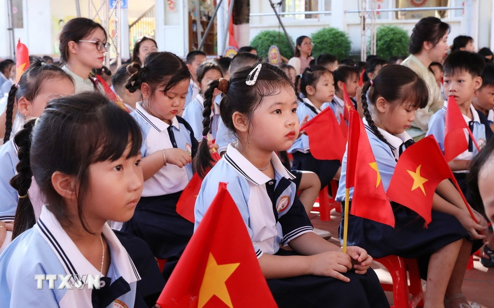 Học trò Trường Tiểu học Ninh Giang, phường Tây Hoa Lư, tỉnh Ninh Bình, đón chào năm học mới. (Ảnh: Đức Phương/ TTXVN)