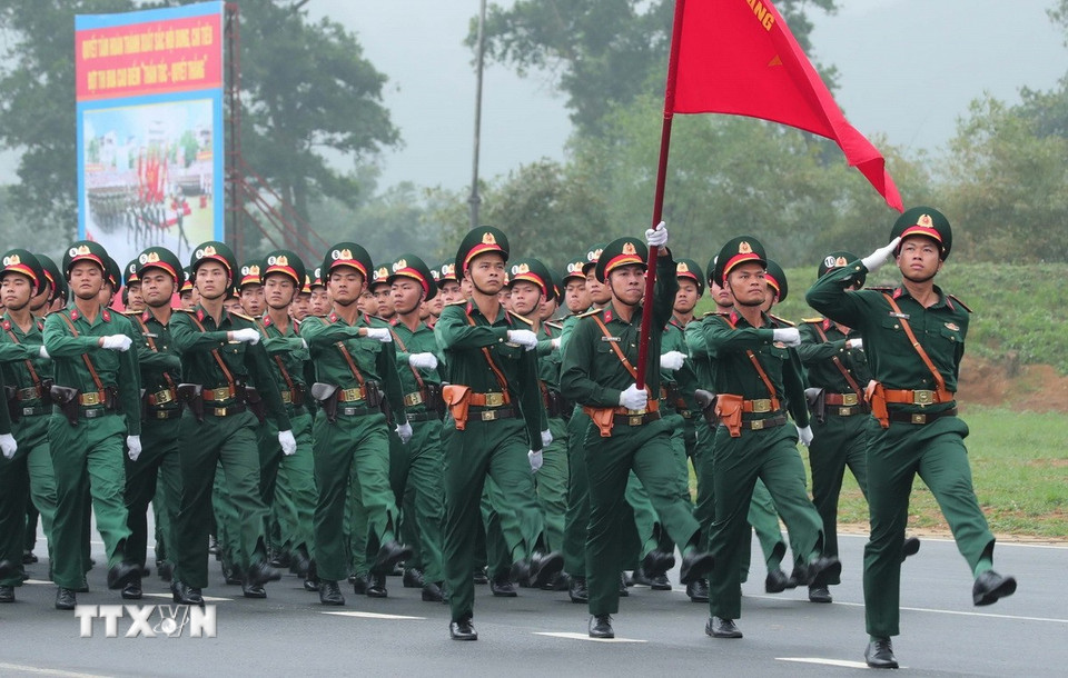 Khối sỹ quan lục quân tham gia hợp luyện. (Ảnh: Trọng Đức/TTXVN)