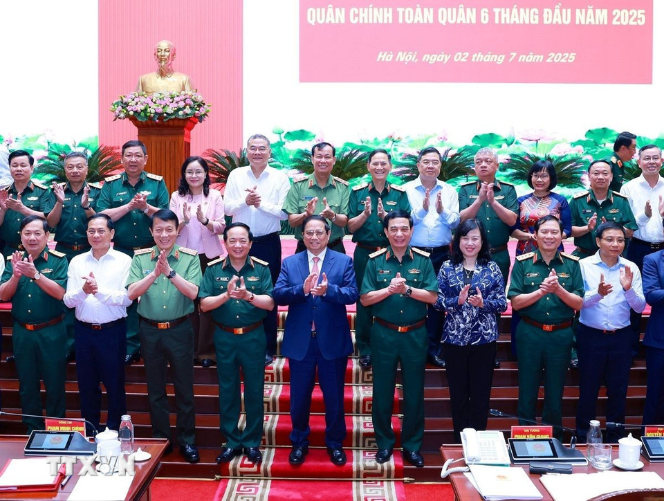 Thủ tướng Phạm Minh Chính với các đại biểu dự Hội nghị Quân chính toàn quân 6 tháng đầu năm 2025. (Ảnh: Dương Giang/TTXVN)
