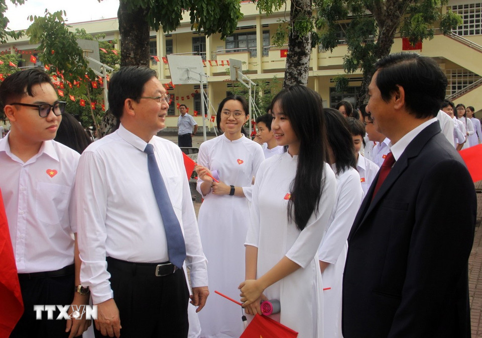 Bí thư Tỉnh uỷ Gia Lai Hồ Quốc Dũng (thứ 2, từ trái sang) động viên học sinh Trường Trung học phổ thông Trưng Vương (Gia Lai) tại lễ khai giảng năm học 2025-2026. (Ảnh: Trịnh Bang Nhiệm/TTXVN)