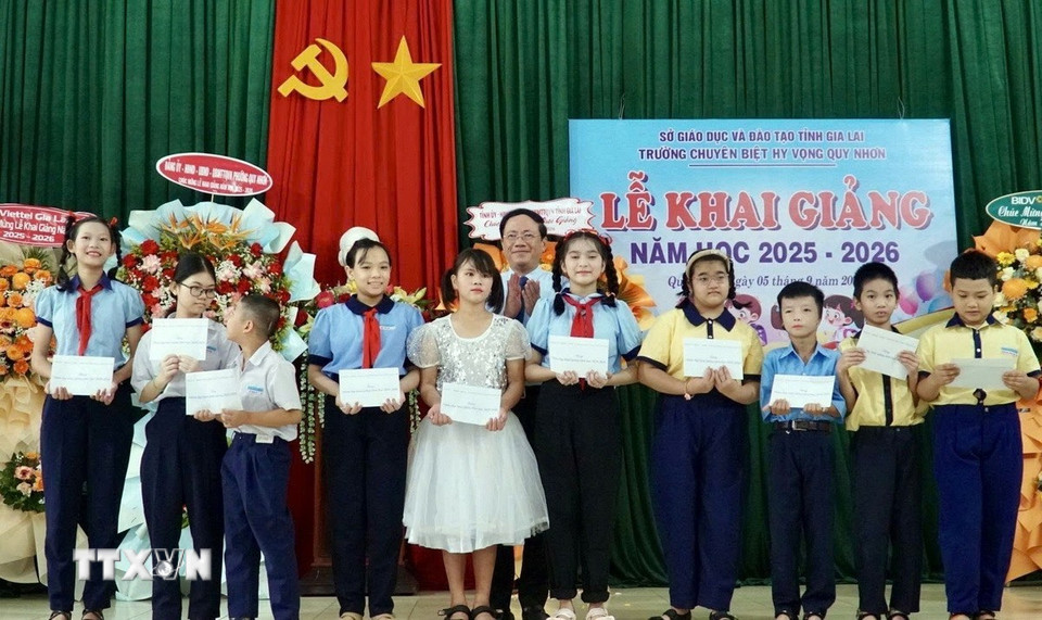 Ban giám hiệu Trường chuyên biệt hy vọng Quy Nhơn (tỉnh Gia Lai) trao học bổng cho học sinh trong lễ khai giảng năm học 2025-2026. (Ảnh: Trịnh Bang Nhiệm/TTXVN)