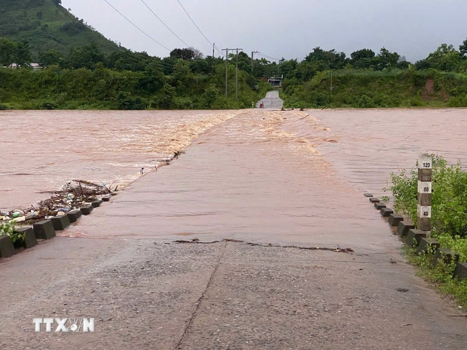 Mưa lớn khiến cầu tràn tại xã A Ngo bị ngập sâu trong nước. (Ảnh: TTXVN phát)