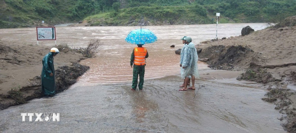 Khu vực cầu tràn bị ngập tại xã Ba Nang, huyện Đakrông. (Ảnh: TTXVN phát)