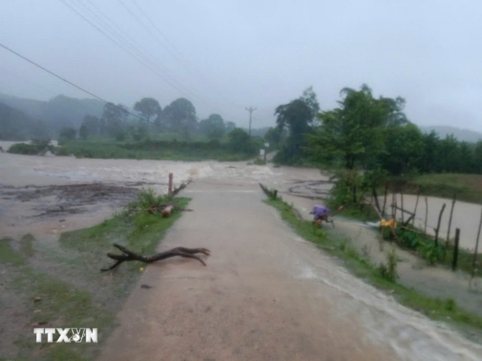 Mưa lớn khiến cầu tràn tại các con suối ở khu vực miền núi huyện Đakrông dâng cao. (Ảnh: TTXVN phát)