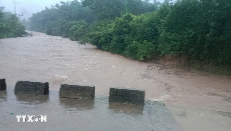 Mưa lớn khiến mực nước tại các con suối ở khu vực miền núi dâng cao. (Ảnh: TTXVN phát)