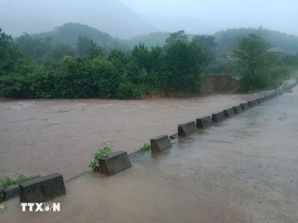 Mưa lớn khiến mực nước tại các con suối ở khu vực miền núi dâng cao. (Ảnh: TTXVN phát)