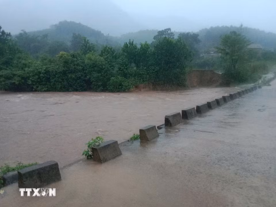 Mưa lớn khiến mực nước tại các con suối ở khu vực miền núi dâng cao. (Ảnh: TTXVN phát)