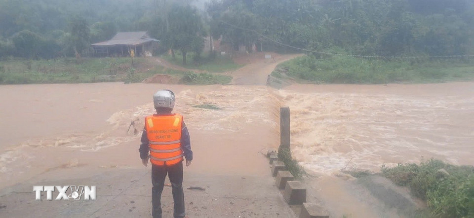 Khu vực cầu tràn bị ngập ở xã Ba Nang, huyện Đakrông. (Ảnh: TTXVN phát)