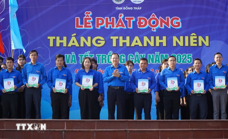Đồng Tháp phát động Tháng Thanh niên và Tết trồng cây năm 2025: Trao quyết định thành lập các đội hình xóa nhà tạm cấp huyện tại Lễ phát động Tháng Thanh niên năm 2025. (Ảnh: Nhựt An/TTXVN)