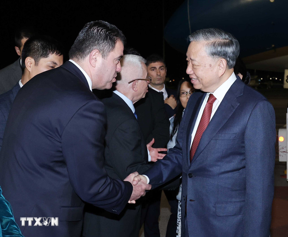 Lễ đón Tổng Bí thư Tô Lâm và Phu nhân tại sân bay quốc tế Sofia. (Ảnh: Thống Nhất/TTXVN)