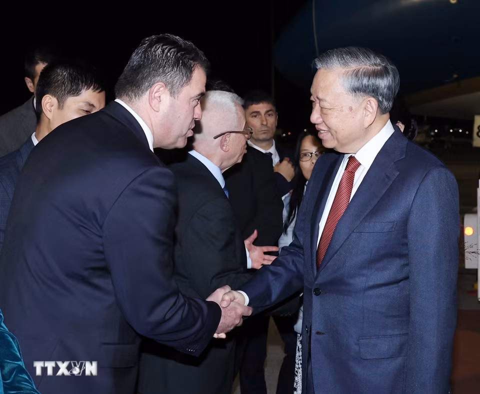 Lễ đón Tổng Bí thư Tô Lâm và Phu nhân tại sân bay quốc tế Sofia. (Ảnh: Thống Nhất/TTXVN)
